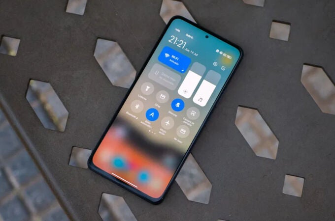 El POCO F4 es uno de los móviles de Xiaomi que llegarán al final de su ciclo de soporte el mes que viene