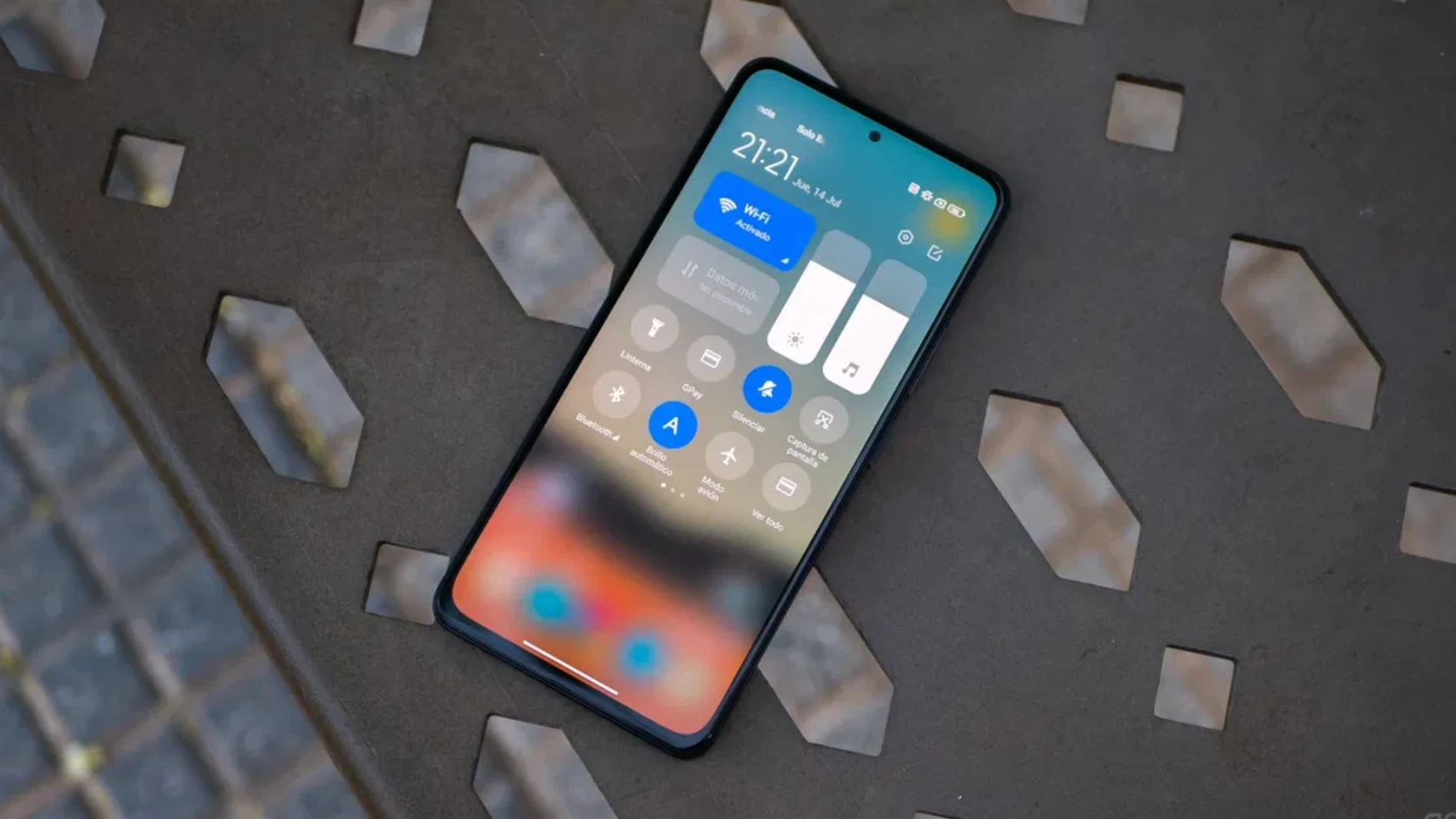 El POCO F4 es uno de los móviles de Xiaomi que llegarán al final de su ciclo de soporte el mes que viene