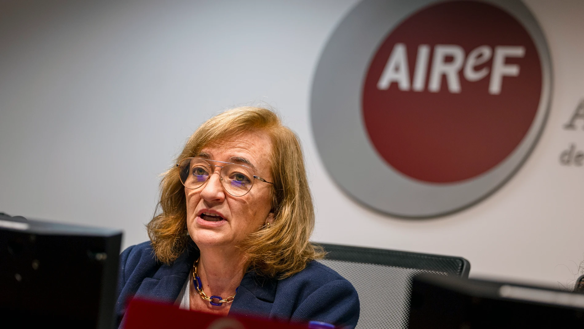 MADRID, 14/05/2025.-La Autoridad Independiente de Responsabilidad Fiscal (AIReF) ha rebajado su previsión de crecimiento económico para este año hasta el 2,3 %, dos décimas menos que en sus anteriores estimaciones, ante las peores perspectivas de la economía mundial. Este "clima total de incertidumbre comercial y arancelaria" también ha llevado a rebajar la previsión para 2026, hasta el 1,7 %, tres décimas menos, según ha explicado este miércoles la presidenta de la AIReF, Cristina Herrero (c...