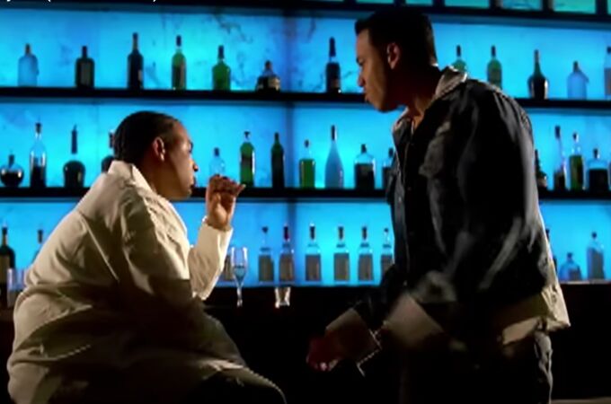 Don Omar (izquierda) y Romeo Santos en el videoclip de "Ella y yo"