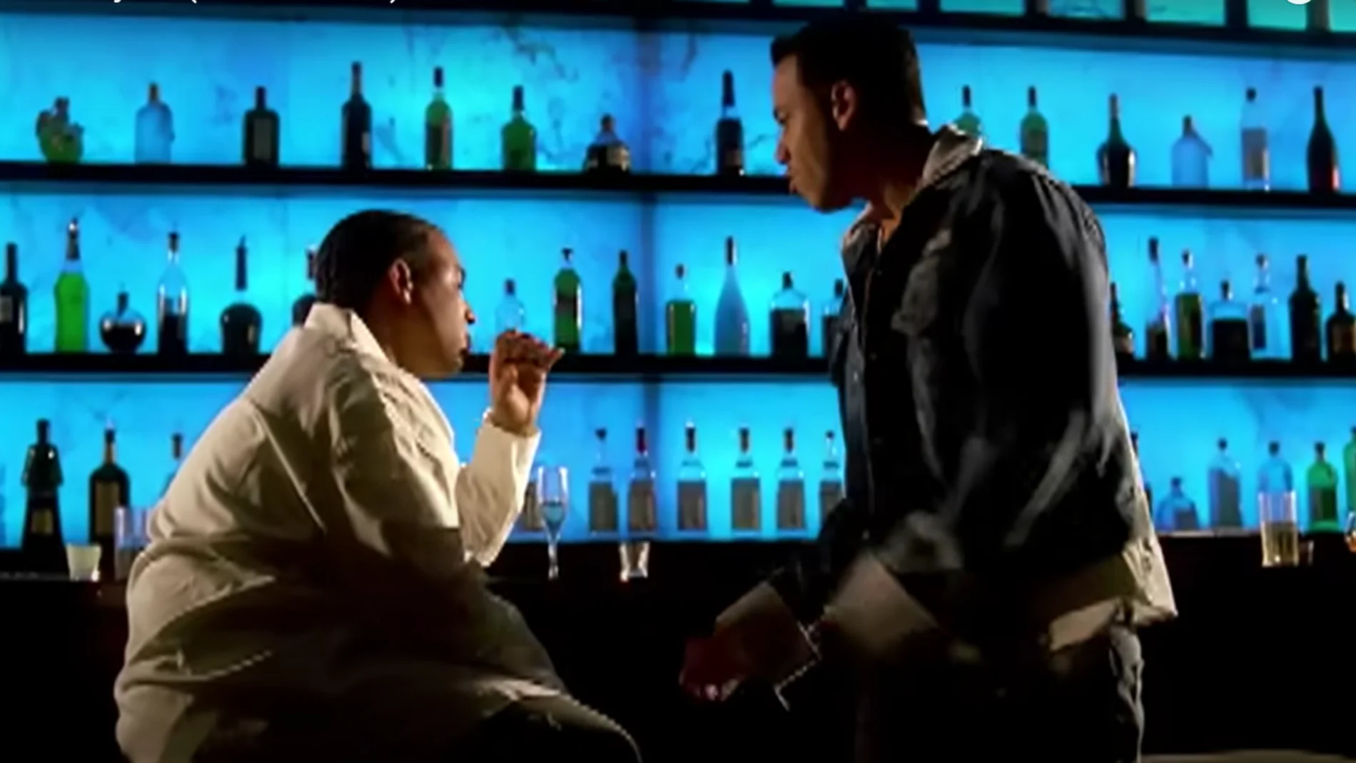 Don Omar (izquierda) y Romeo Santos en el videoclip de "Ella y yo"