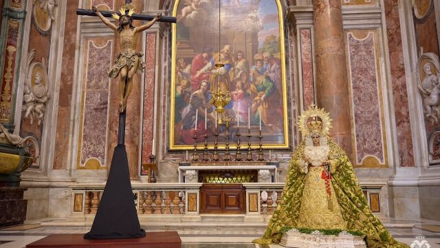 Imagen histórica: El Cachorro y La Esperanza presiden la capilla de la Presentación de la Virgen en San Pedro en el Vaticano