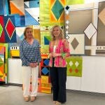 a responsable de Gestión Cultural de la Fundación, María Luisa García-Palacios, con la artista sevillana Mento Muñoz, en la inauguración de la muestra.