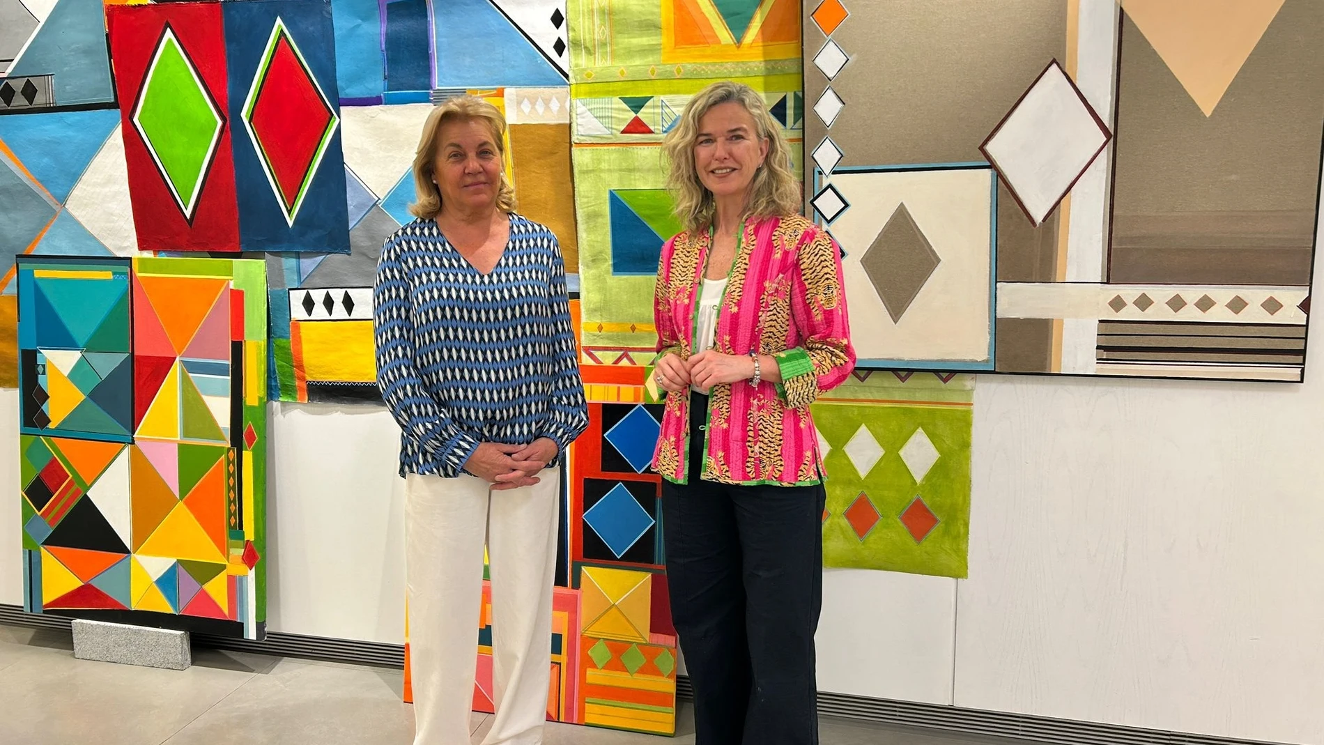 a responsable de Gestión Cultural de la Fundación, María Luisa García-Palacios, con la artista sevillana Mento Muñoz, en la inauguración de la muestra.