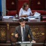 El portavoz socialista en el Ayuntamiento de València, Borja Sanjuán, durante un pleno del consistorio junto a la alcaldesa de la ciudad, María José Catalá, presidiendo la sesión.