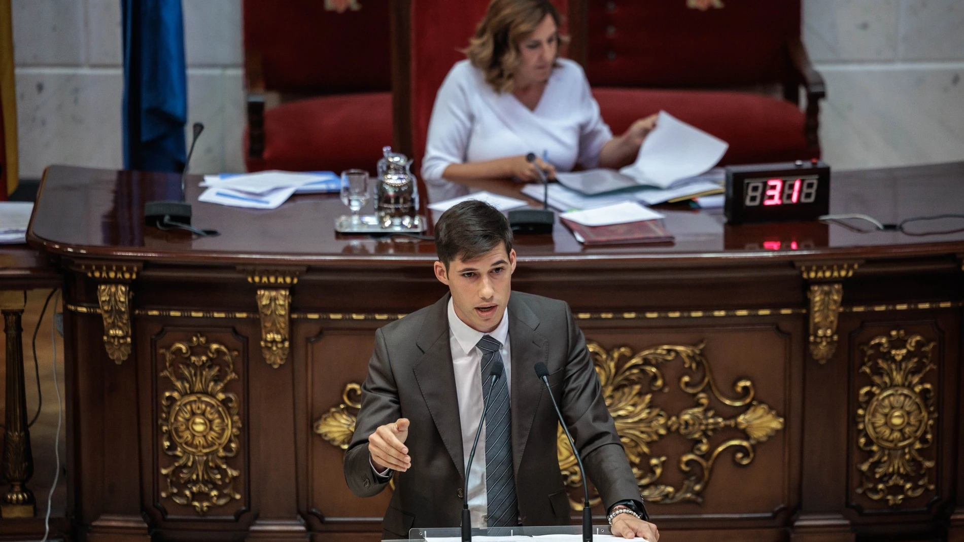 El portavoz socialista en el Ayuntamiento de València, Borja Sanjuán, durante un pleno del consistorio junto a la alcaldesa de la ciudad, María José Catalá, presidiendo la sesión. REMITIDA / HANDOUT por PSPV-PSOE Fotografía remitida a medios de comunicación exclusivamente para ilustrar la noticia a la que hace referencia la imagen, y citando la procedencia de la imagen en la firma 14/05/2025