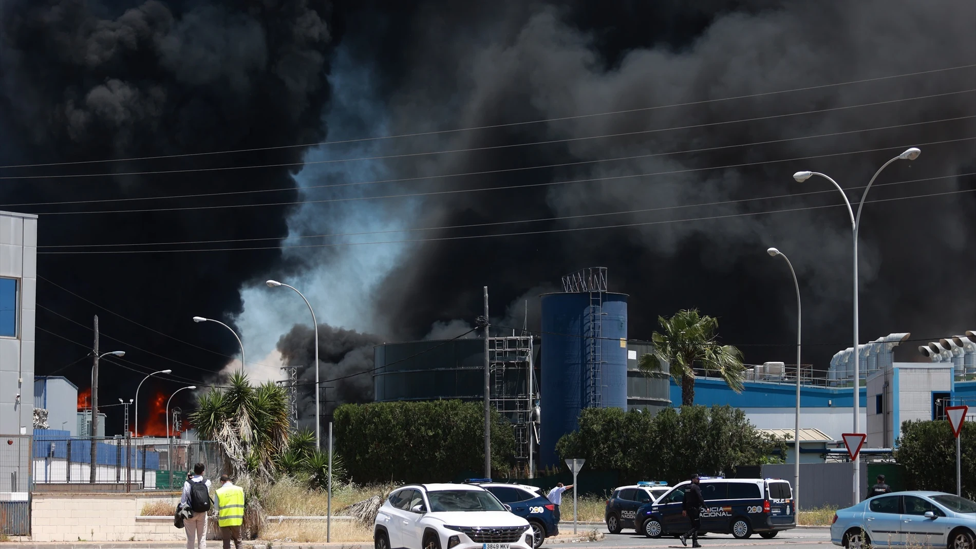 El Ayuntamiento de Sevilla también activa su plan de preemergencias por el incendio de Alcalá