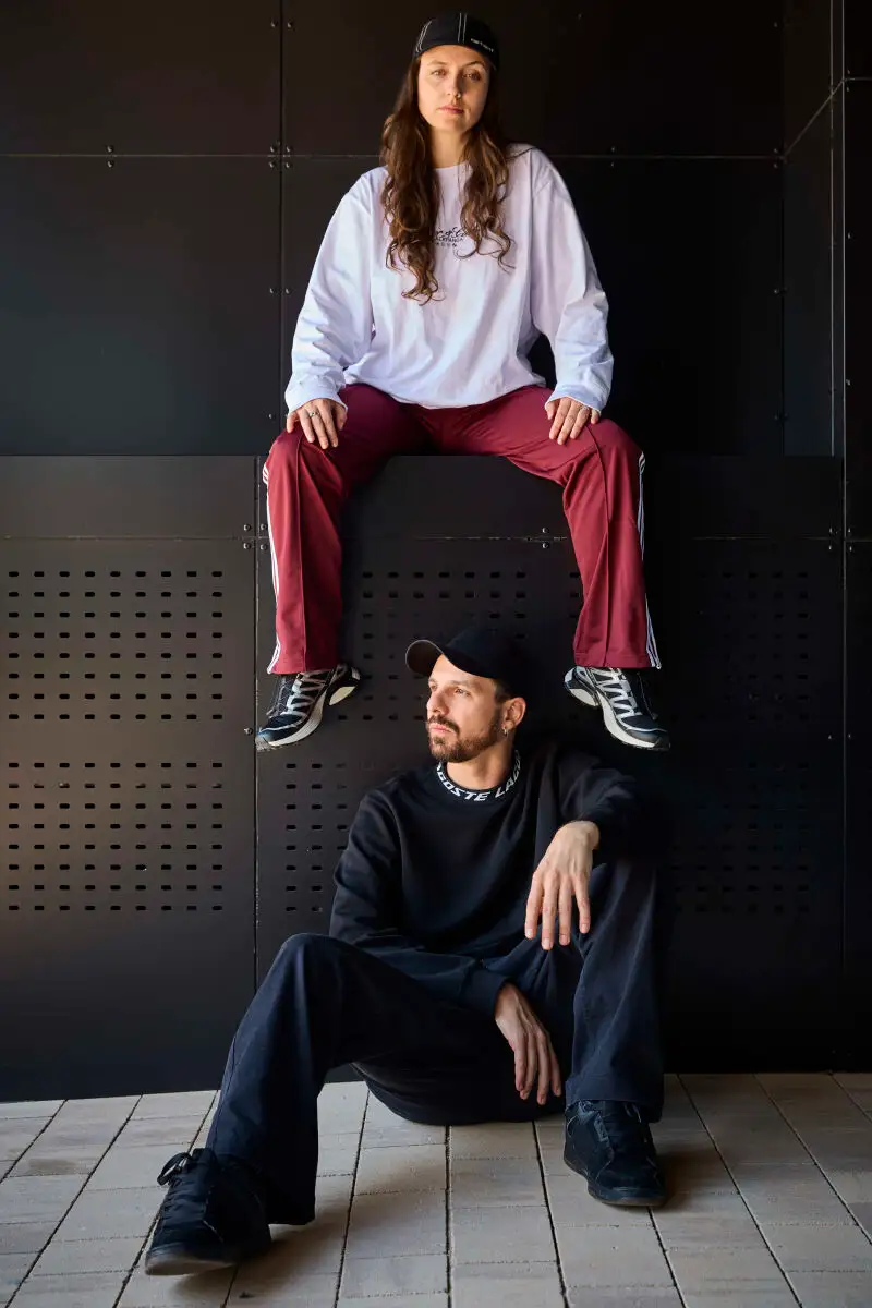 El dúo madrileño Blackpanda (Marta Marlo y Andrés Lim), el pasado 14 de mayo en la fachada del Hub de Carabanchel de la marca Node Living, que patrocinó el concierto del joven en las fiestas de San Isidro.