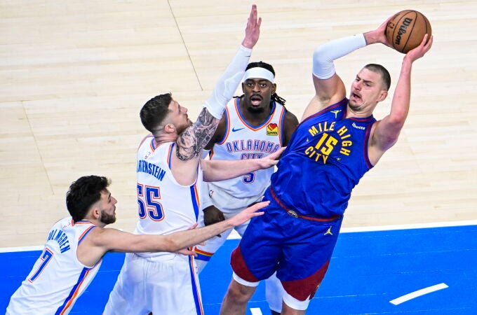 Tres jugadores de los Thunder acuden a defender a Nikola Jokic