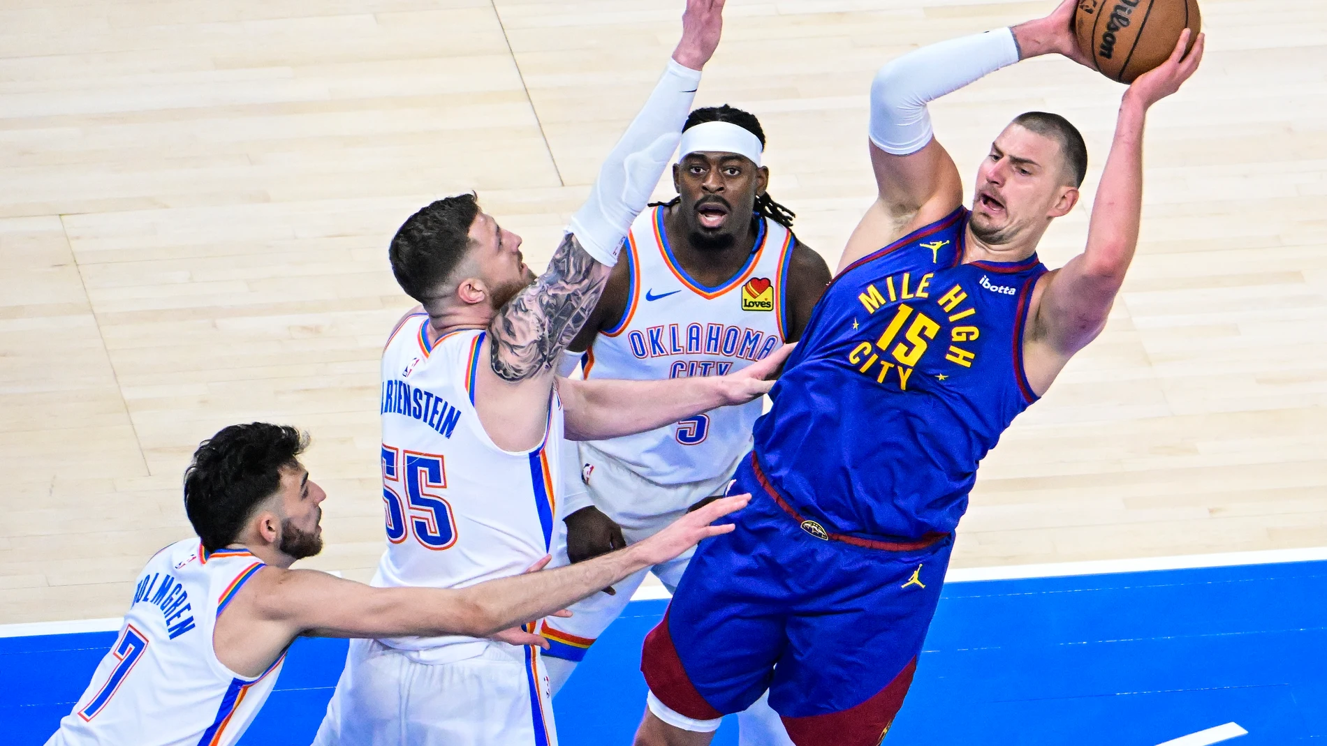 Tres jugadores de los Thunder acuden a defender a Nikola Jokic