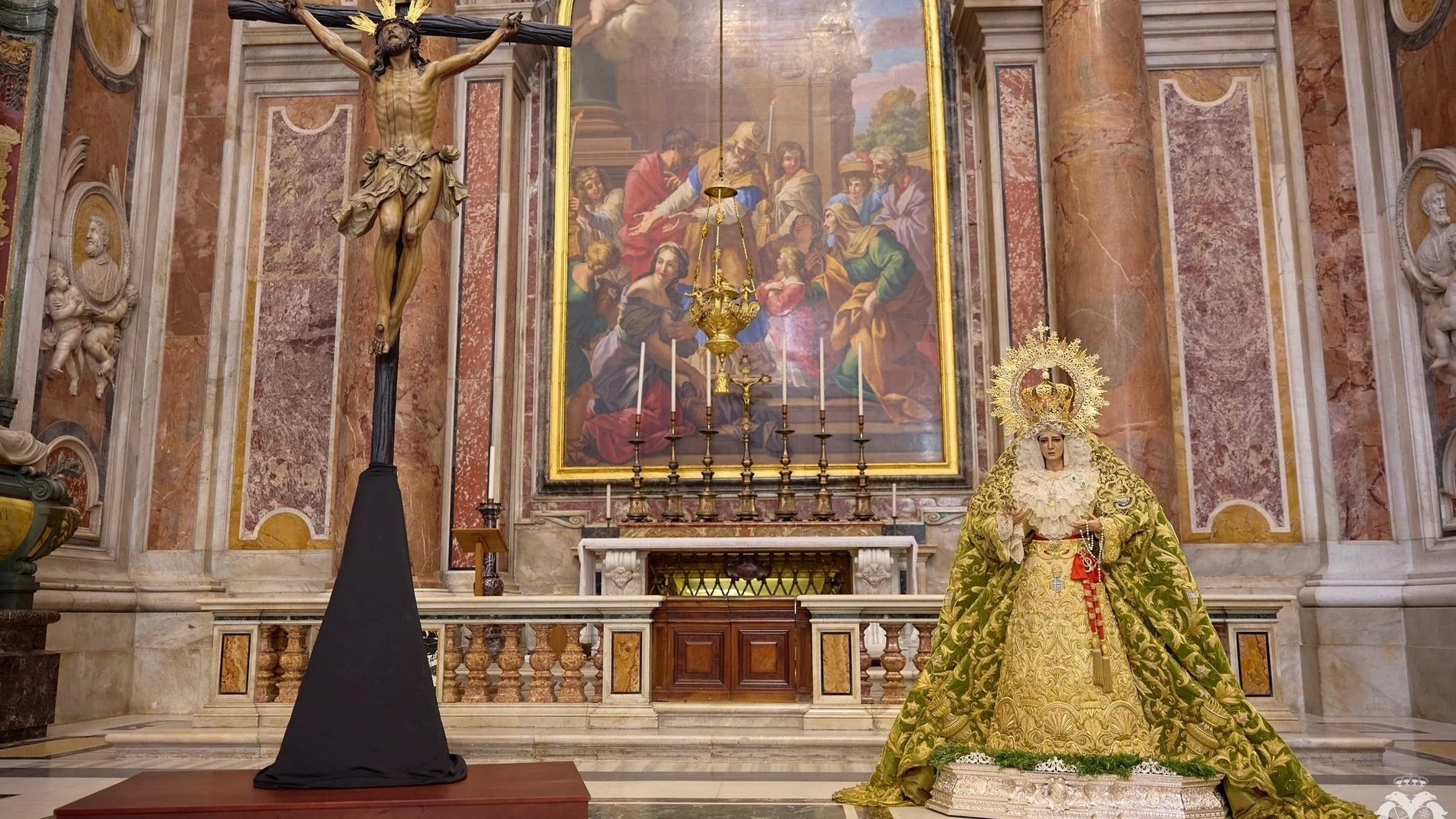 El Cachorro de Sevilla y la Esperanza de Málaga reciben culto en la basílica de San Pedro del Vaticano