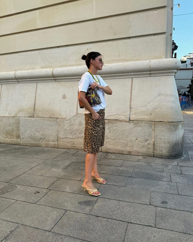 Influencer con camiseta blanca y bermudas de 'animal print'.