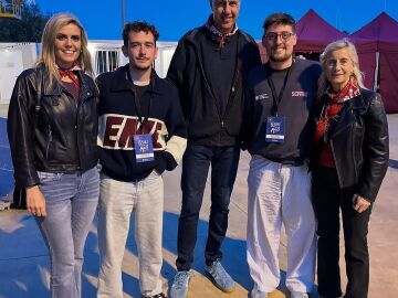 Independentistas radicales insutan al grupo catalán The Tyets por hacerse una foto con Xavier García Albiol: "Vaya mongolos"