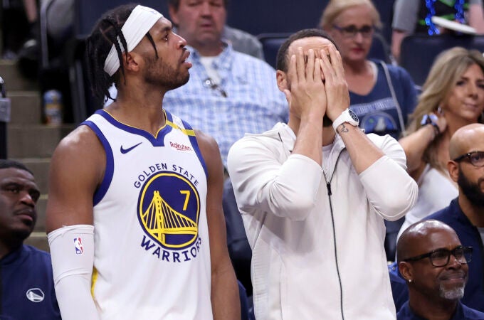 Stephen Curry se lleva las manos a la cara vestido de calle y en presencia de Buddy Hield