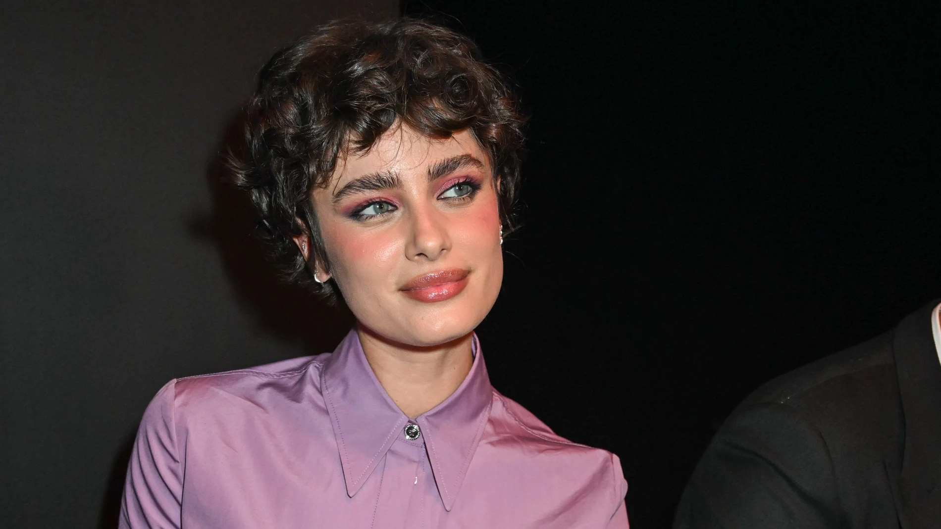 Taylor Hill con corte de pelo 'Bixie' rejuvenecedor.