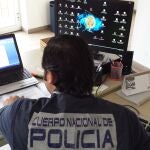 Agente policial en la operación de archivos por las redes sociales