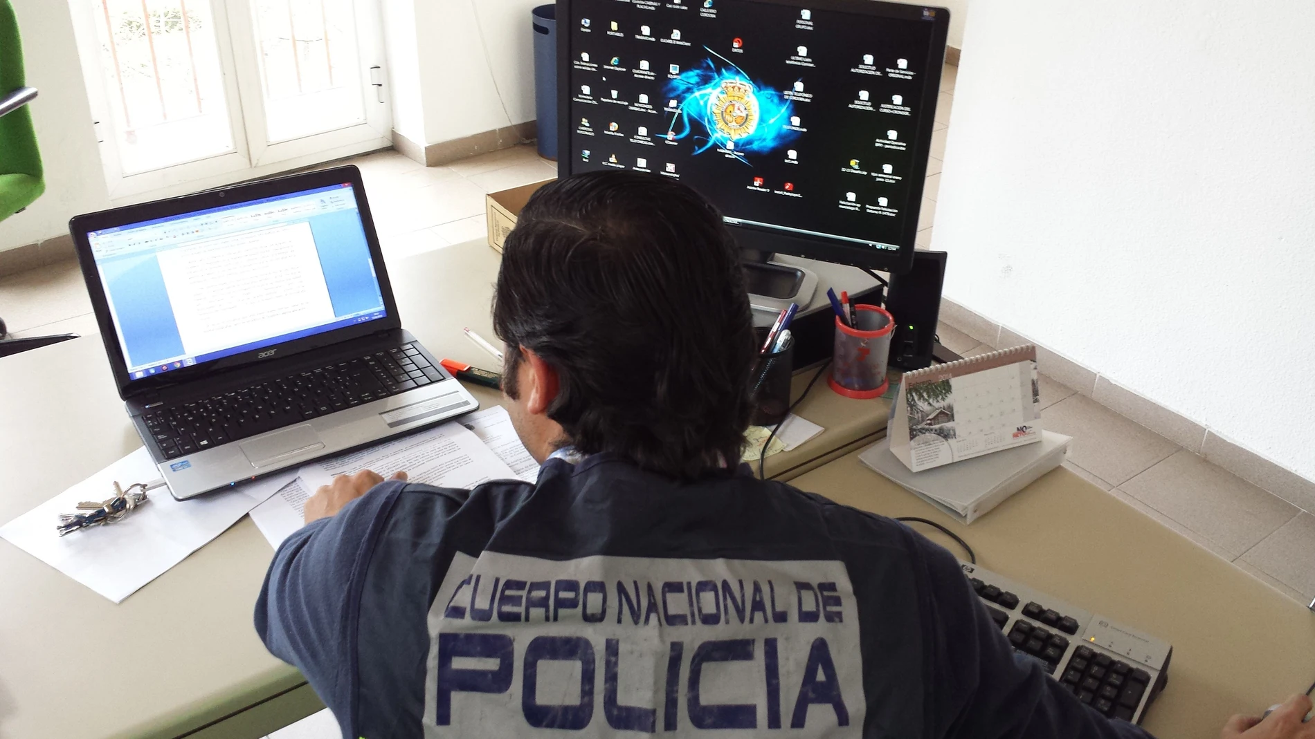 (Foto de ARCHIVO) Agente policial en la operación de archivos por las redes sociales EUROPA PRESS/POLICÍA NACIONAL 13/02/2014