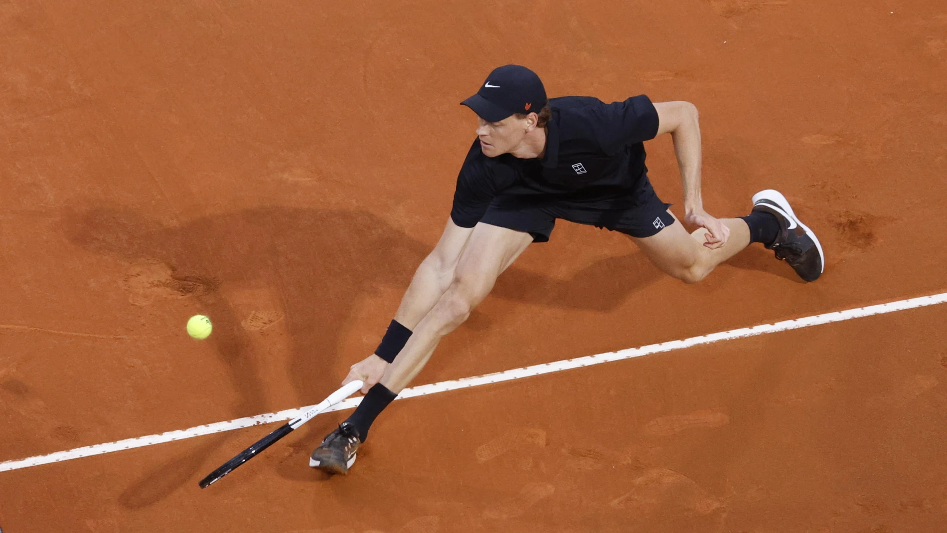 ROME (Italy), 15/05/2025.- Jannik Sinner of Italy in action during his men’s quarter final match against Casper Ruud of Norway (not pictured) at the Italian Open tennis tournament in Rome, Italy, 15 May 2025. (Tenis, Italia, Noruega, Roma) EFE/EPA/FABIO FRUSTACI