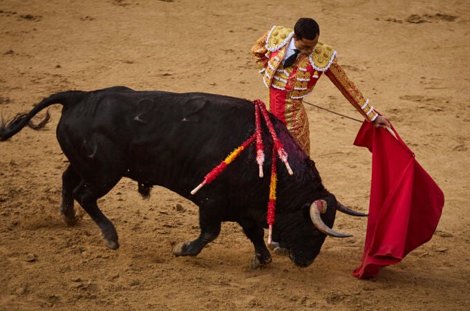 El diestro Paco Ureña (c) durante la corrida de toros de la Feria de San Isidro, la Plaza de Las Ventas de Madrid.