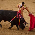 El diestro Paco Ureña (c) durante la corrida de toros de la Feria de San Isidro, la Plaza de Las Ventas de Madrid.
