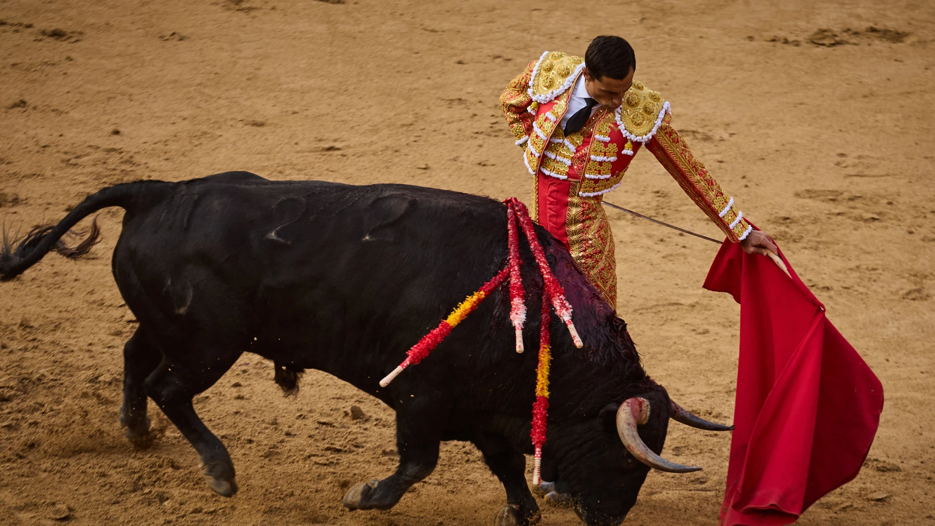 El diestro Paco Ureña (c) durante la corrida de toros de la Feria de San Isidro, la Plaza de Las Ventas de Madrid.