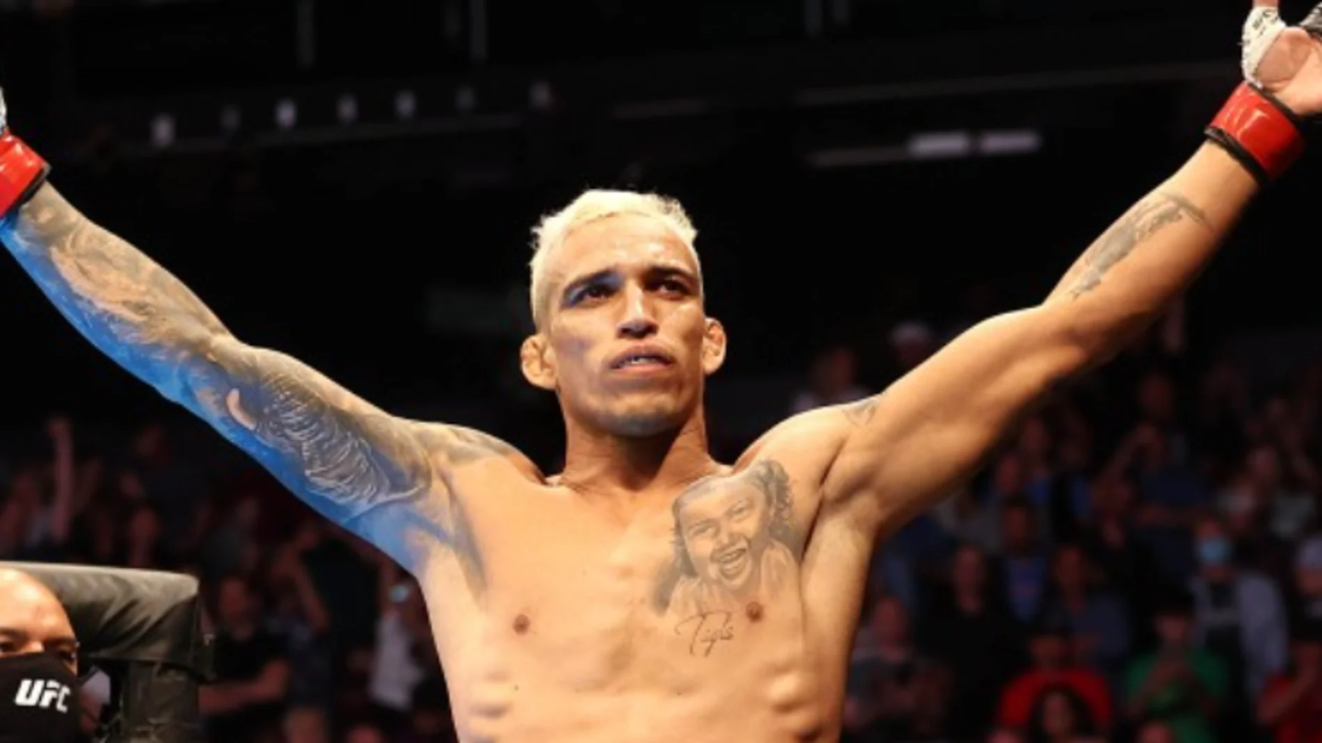 Charles Oliveira advierte a Ilia Topuria: "Voy a ir con todo"
