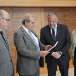 Agustín Sánchez de Vega entrega la memoria a Carlos Pollán