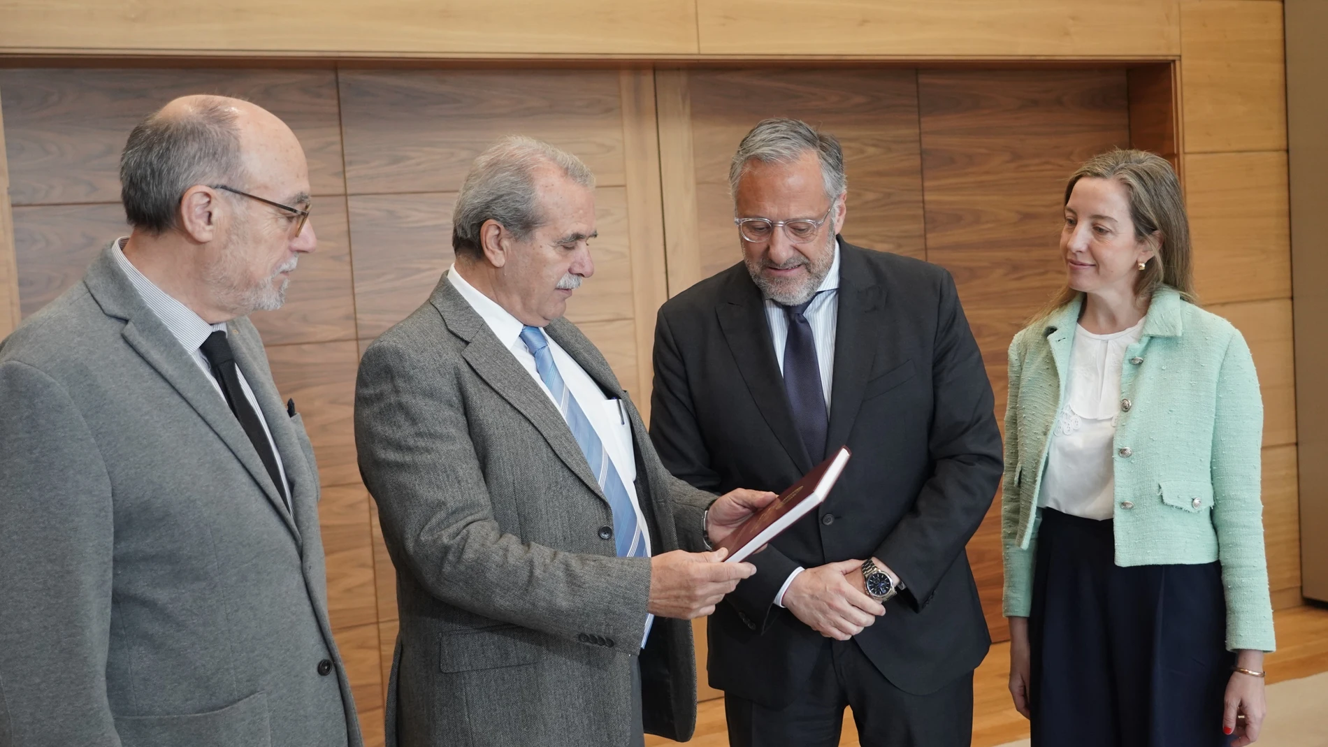 Agustín Sánchez de Vega entrega la memoria a Carlos Pollán