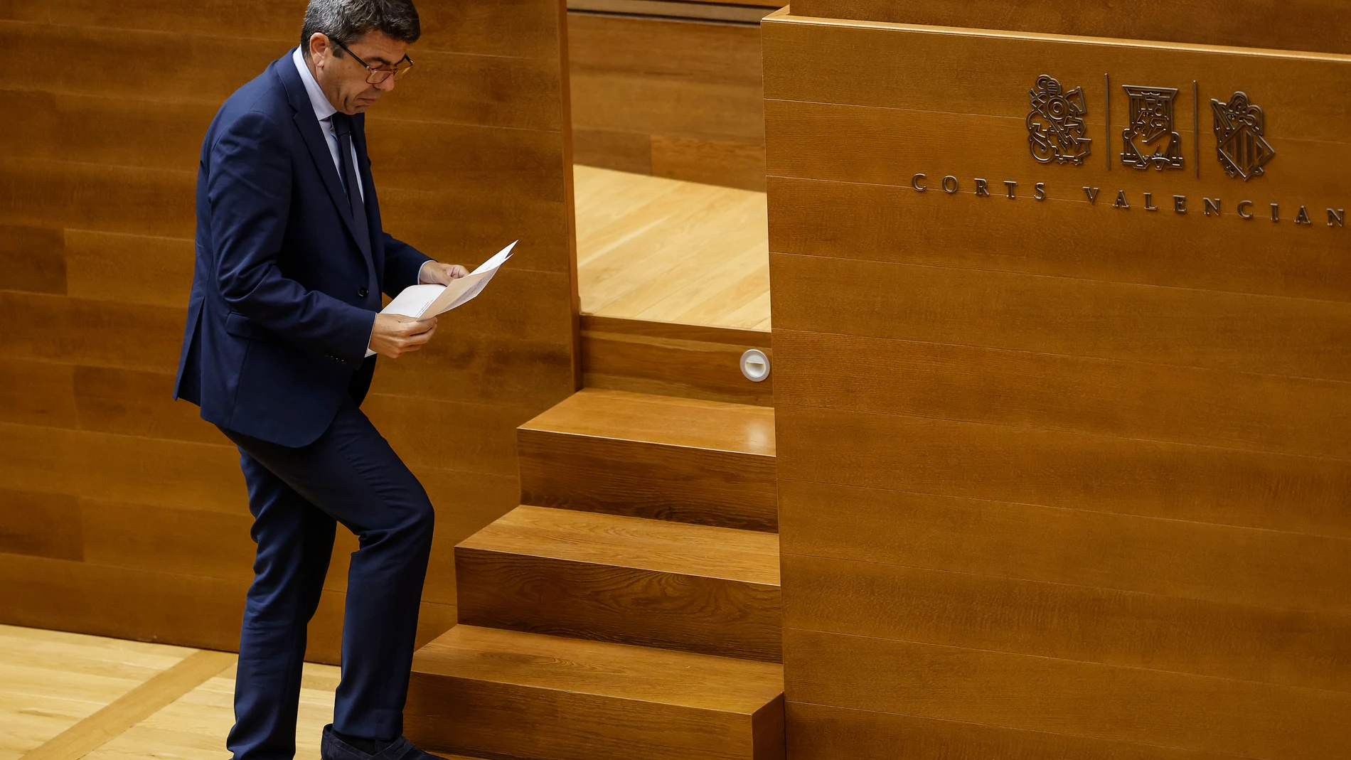 El presidente de la Generalitat valenciana, Carlos Mazón, durante una sesión de control en Les Corts Valencianes, a 15 de mayo de 2025, en Valencia, Comunidad Valenciana (España). La sesión de control está centrada en el intento de PP y Vox de modificar la Ley Trans Valenciana mediante enmiendas que se votarán hoy, 15 de mayo, y en las que el PSPV agotará todas las vías posibles para evitar que PP y Vox sigan adelante con la enmienda aprobada en Comisión en la que desmontan la Ley Trans en la...