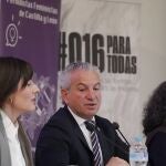 El delegado del Gobierno en Castilla y León, Nicanor Sen, y la presidenta de la Asociación de Periodistas Feministas de Castilla y León, Ana Gaitero, participan en la inauguración de la VI Jornada de Medios de Comunicación y Violencia de Género, titulada ‘Las feministas se cuelan en las redes