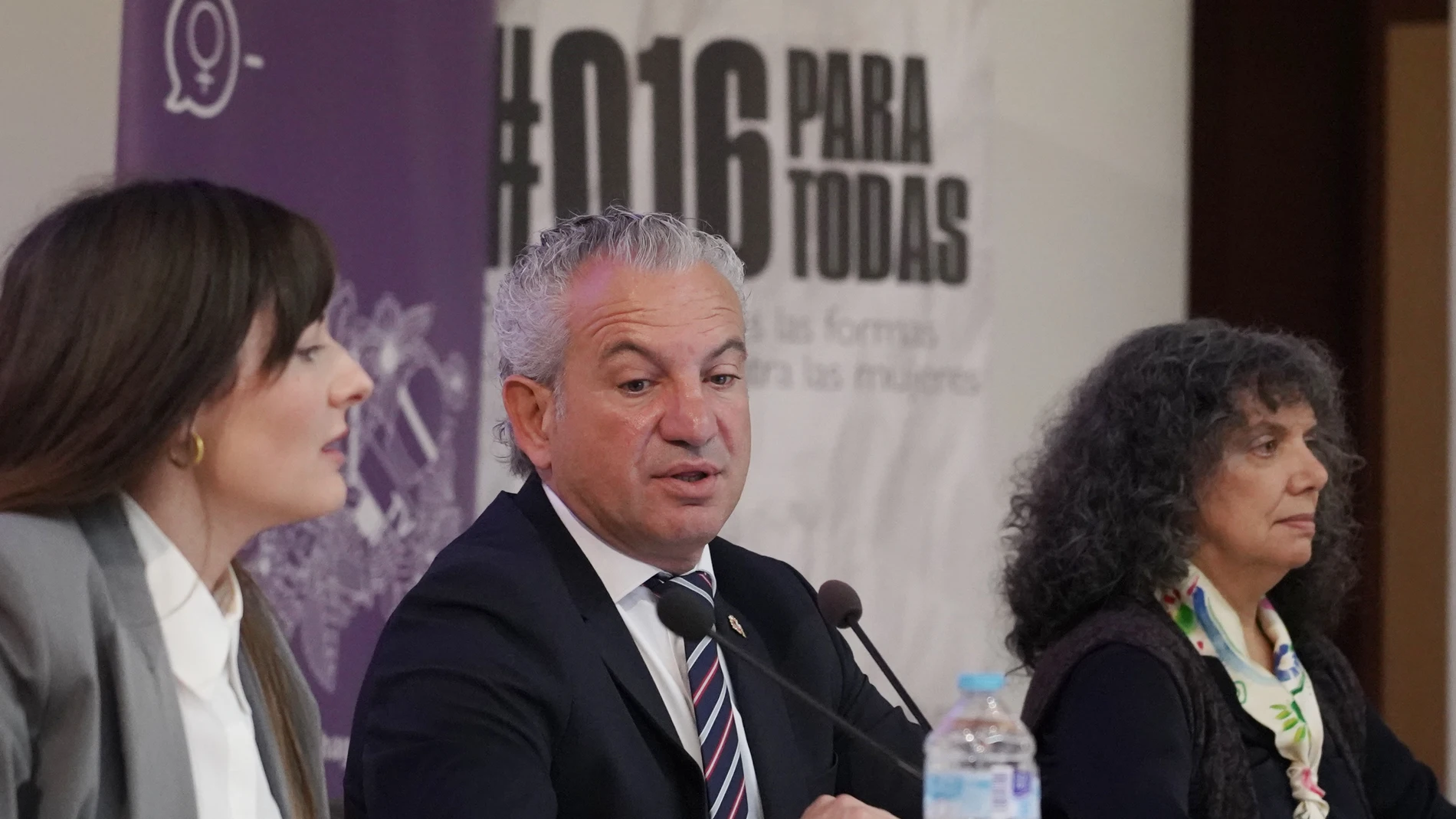 El delegado del Gobierno en Castilla y León, Nicanor Sen, y la presidenta de la Asociación de Periodistas Feministas de Castilla y León, Ana Gaitero, participan en la inauguración de la VI Jornada de Medios de Comunicación y Violencia de Género, titulada ‘Las feministas se cuelan en las redes