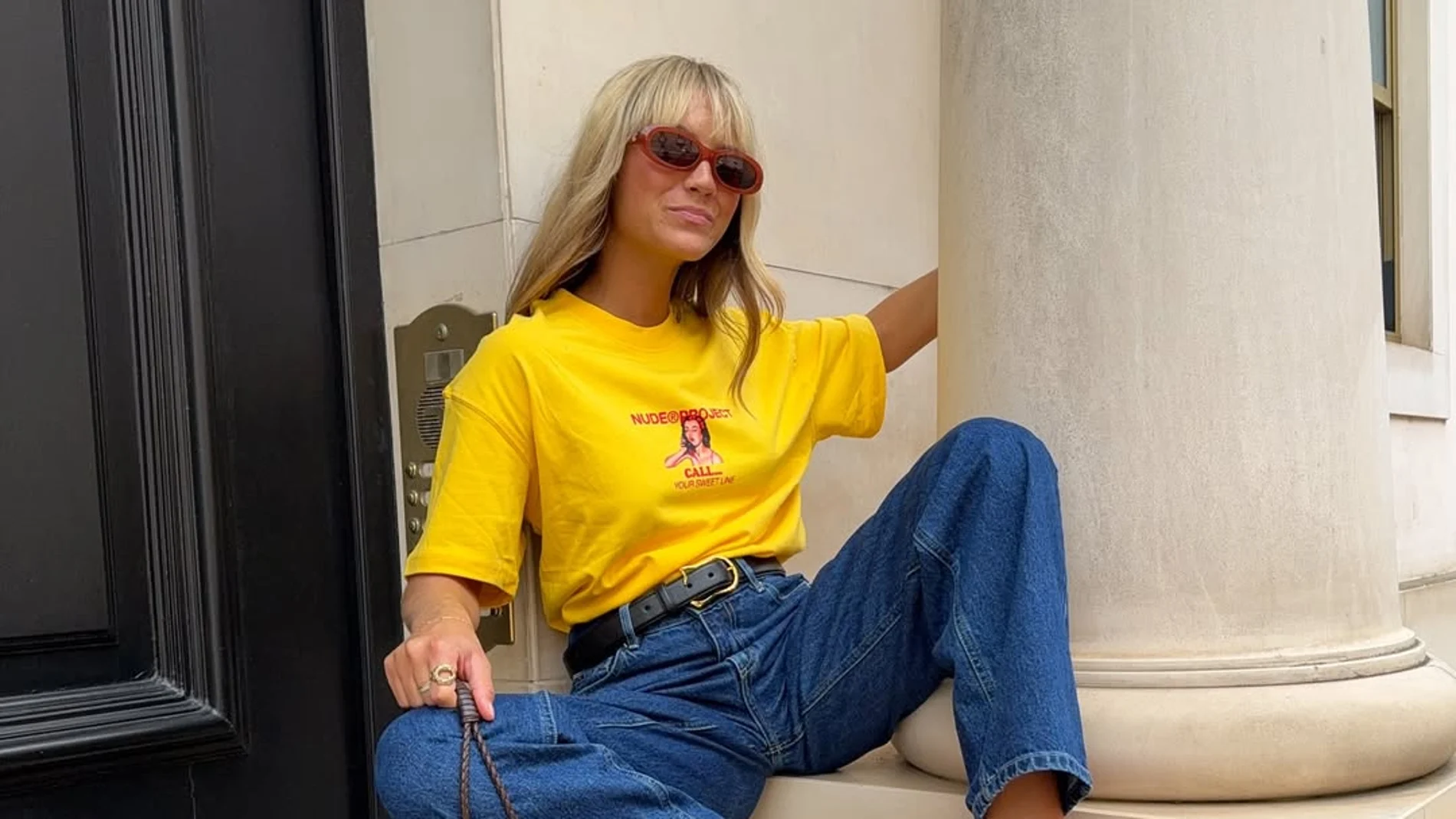 Influencer con camiseta vitamina.