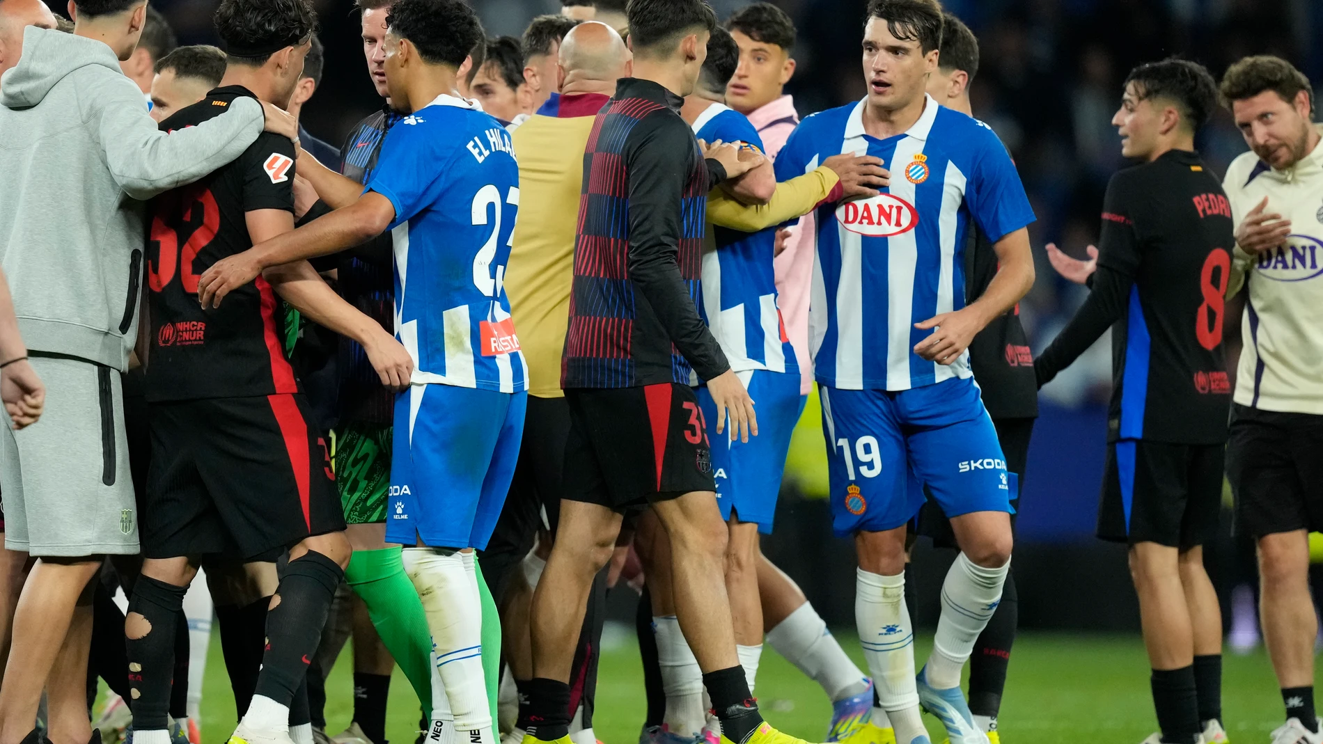 CORNELLÁ (BARCELONA), 15/05/2025.- Los jugadores del Espanyol se encaran con los del FC Barcelona al finalizar el encuentro correspondiente a la jornada 36 de LaLiga EA Sports que RCD Espanyol y FC Barcelona disputaron este jueves en el RCDE Stadium, en Cornellá de Llobregat, Barcelona. EFE/Enric Fontcuberta