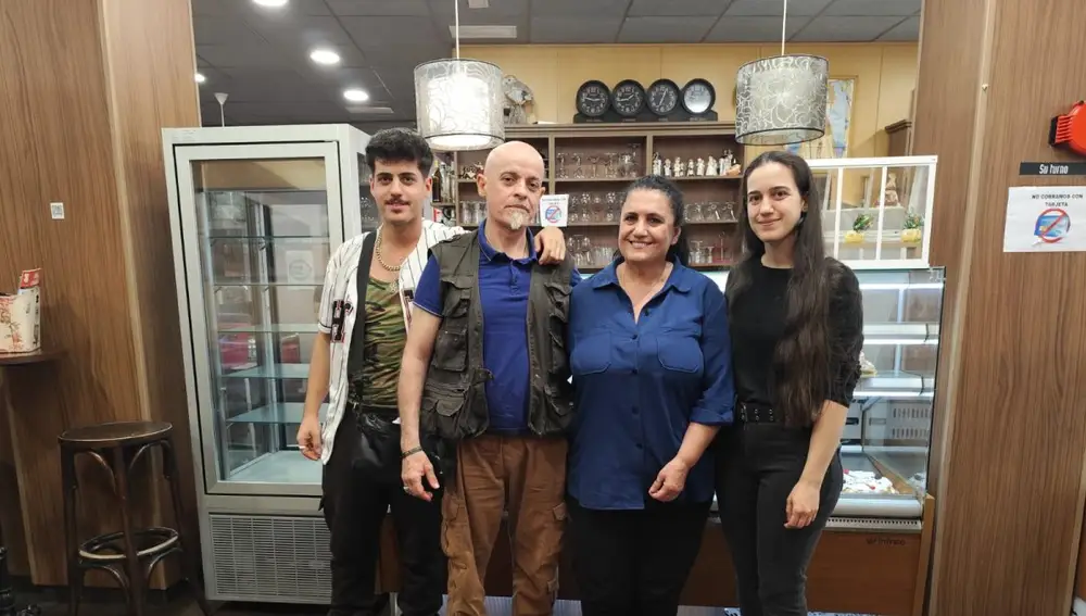 Joaquín Gallardo junto a su mujer y sus hijos