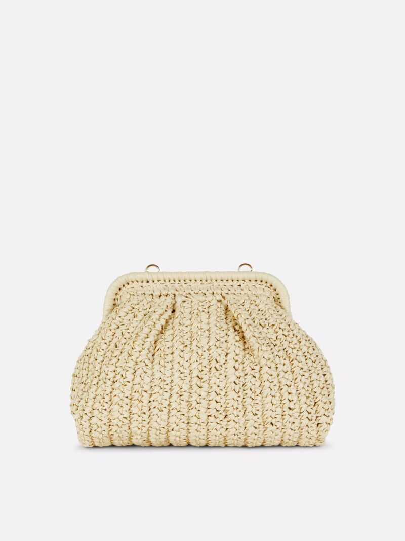 Bolso de mano de rafia.