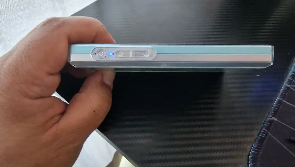 Detalle del botón de encendido y los botones de volumen
