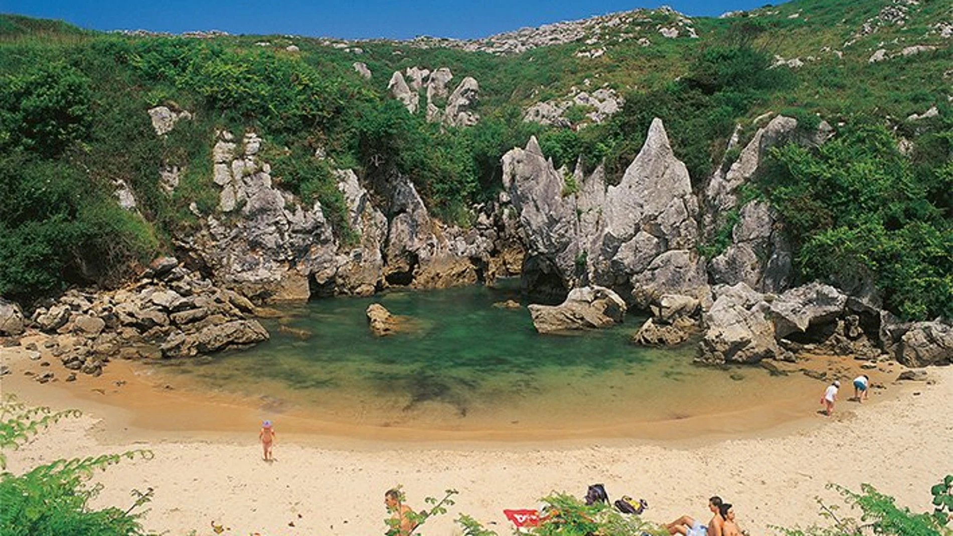 Así es la playa más pequeña del mundo y está en Asturias