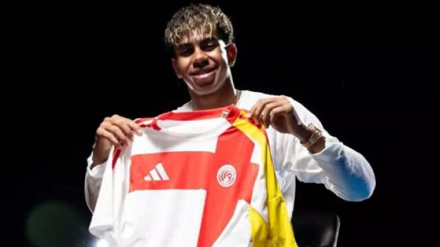 Lamine Yamal con la nueva camiseta de la selección catalana