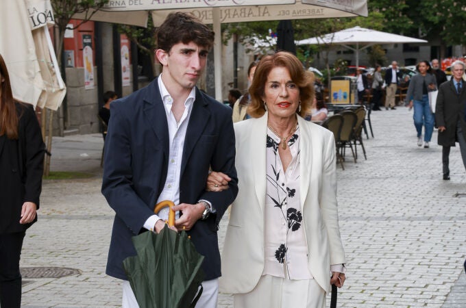 Ana Botella con su nieto y traje blanco.