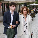 Ana Botella con su nieto y traje blanco.