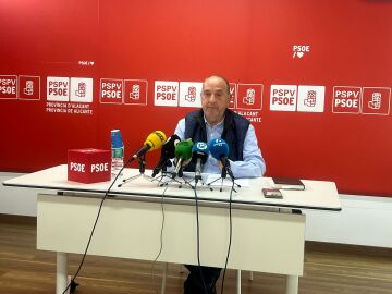 El hasta ahora secretario general de PSPV en Alicante, Miguel Millana, hoy en rueda de prensa, explicando por qué ha dimitido