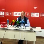 El hasta ahora secretario general de PSPV en Alicante, Miguel Millana, hoy en rueda de prensa, explicando por qué ha dimitido