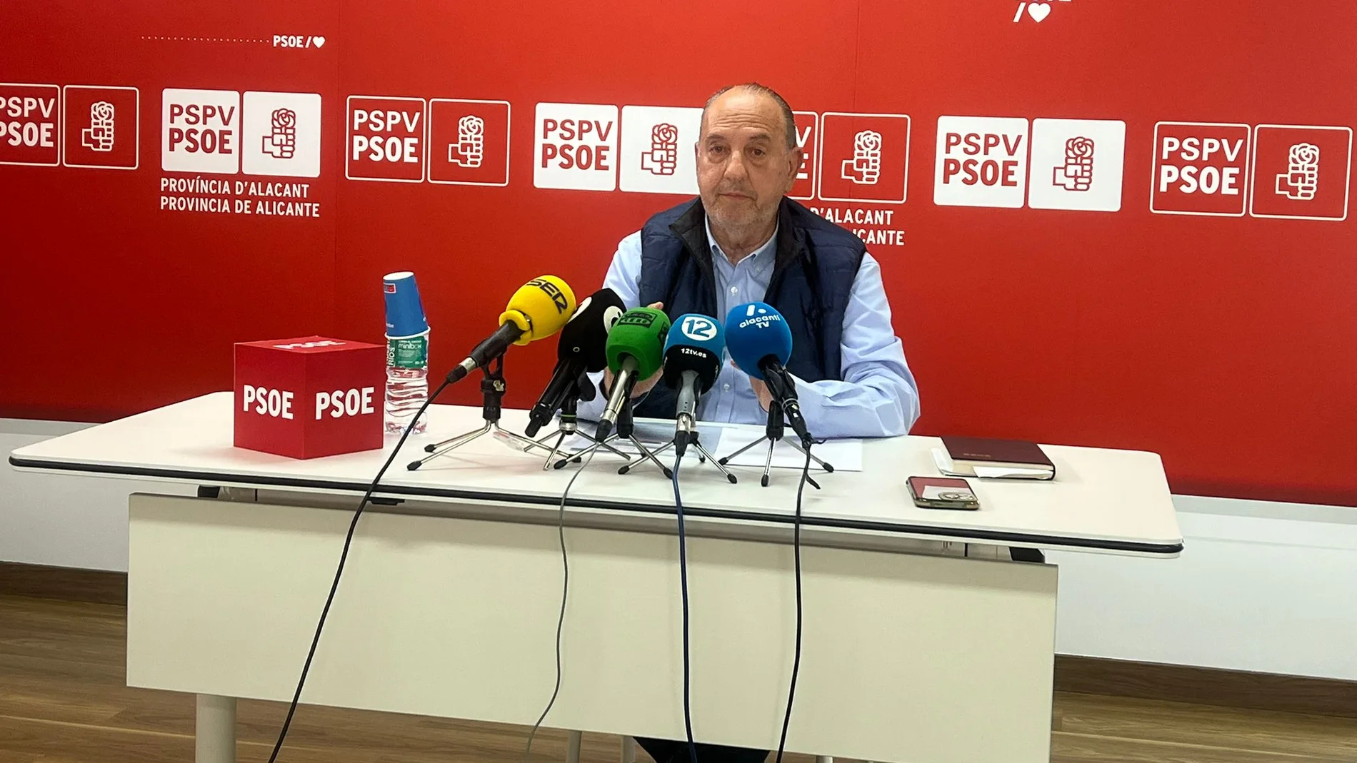 El hasta ahora secretario general de PSPV en Alicante, Miguel Millana, hoy en rueda de prensa, explicando por qué ha dimitido