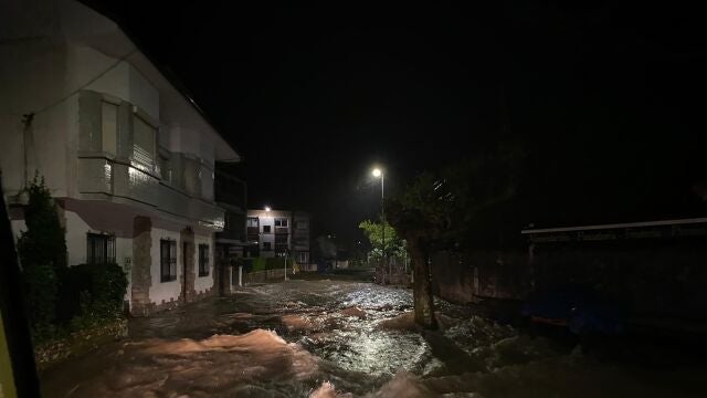 Rescatada una mujer de 92 años de su vivienda en Colunga (Asturias) por las inundaciones