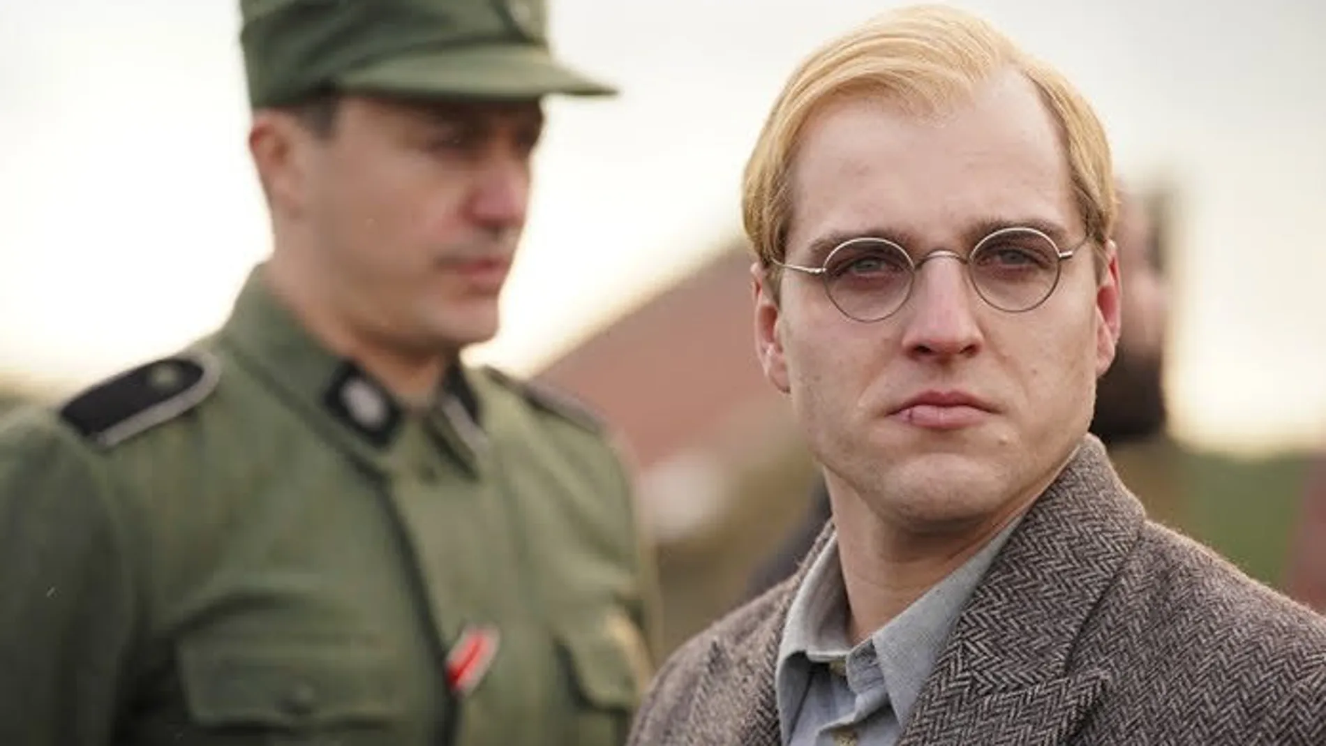 Jonas Dassler da vida a Dietrich Bonhoeffer