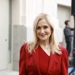 Cristina Cifuentes con traje asimétrico rojo en San Isidro 2025.