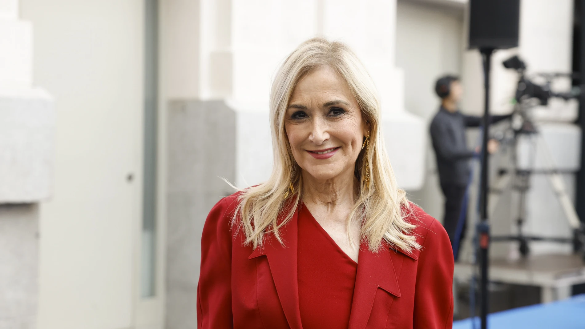 Cristina Cifuentes con traje asimétrico rojo en San Isidro 2025.