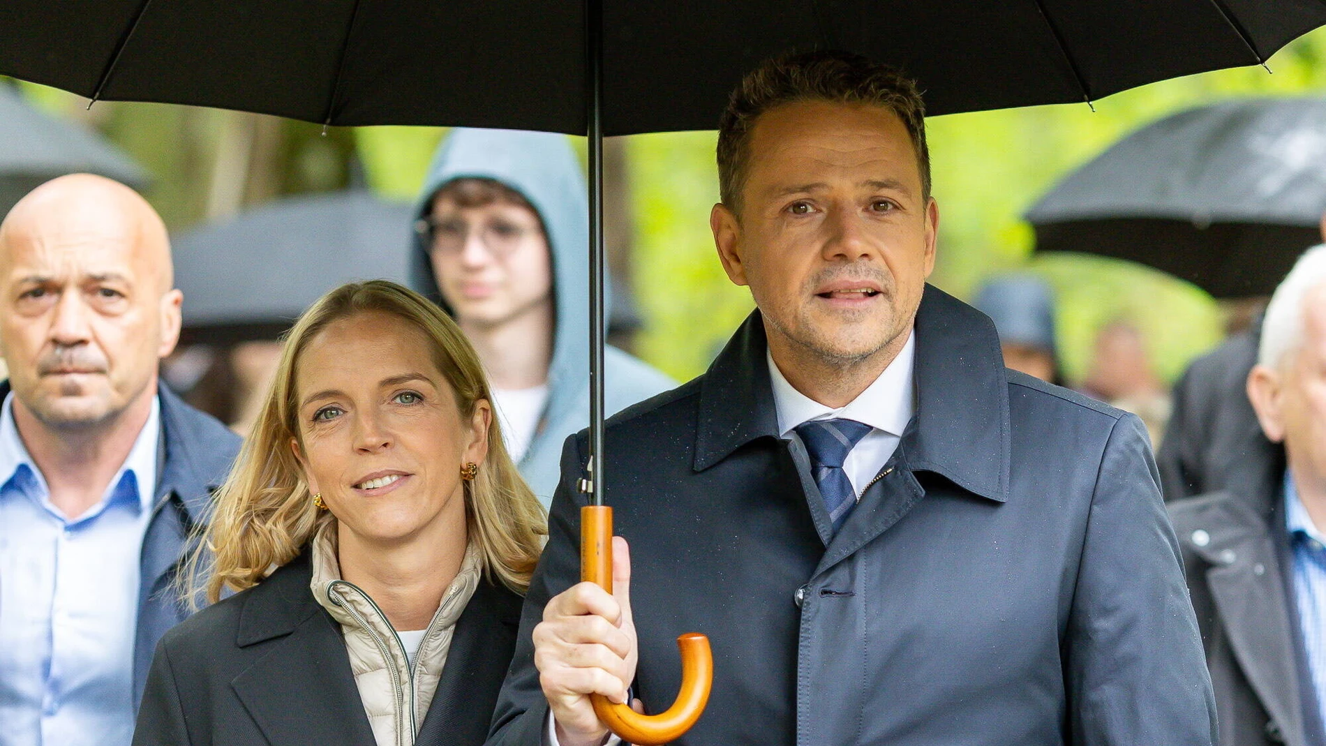 Goleniow (Poland), 15/05/2025.- Mayor of Warsaw and Civic Coalition (KO) candidate presidential elections Rafal Trzaskowski (R) with his wife Malgorzata Trzaskowska (L) meets with local residents in Goleniow, northwest Poland, 15 May 2025. Poles will elect their next president on 18 May 2025. (Elecciones, Polonia, Varsovia) EFE/EPA/Jerzy Muszynski POLAND OUT