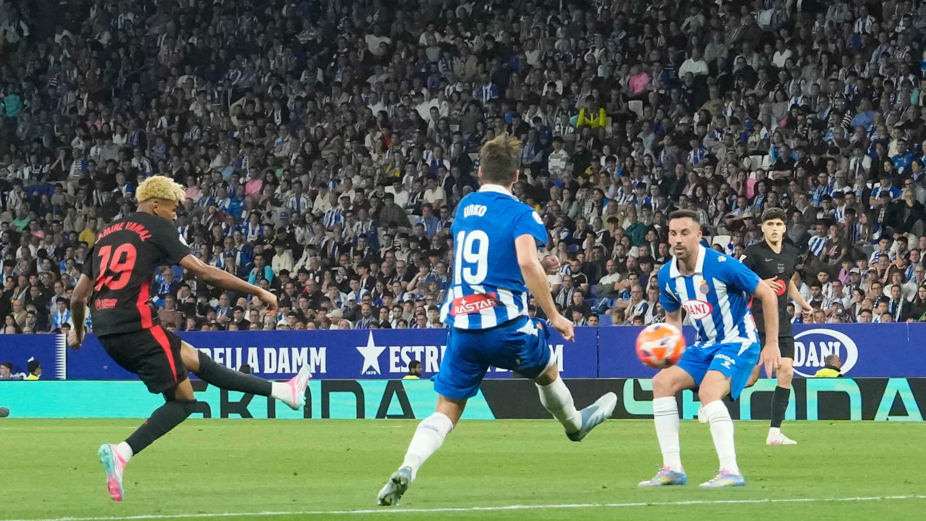 CORNELLÁ (BARCELONA), 15/05/2025.- El delantero del FC Barcelona Lamine Yamal (i) dispara a puerta para marcar su gol durante el encuentro correspondiente a la jornada 36 de LaLiga EA Sports que RCD Espanyol y FC Barcelona disputan este jueves en el RCDE Stadium, en Cornellá de Llobregat, Barcelona. EFE/Enric Fontcuberta