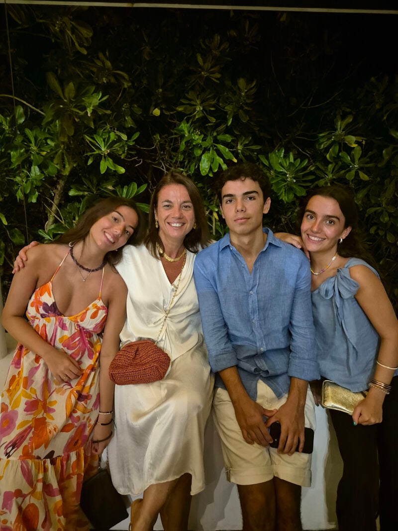 Elsa junto a sus hijos concebidos mediante reproducción asistida